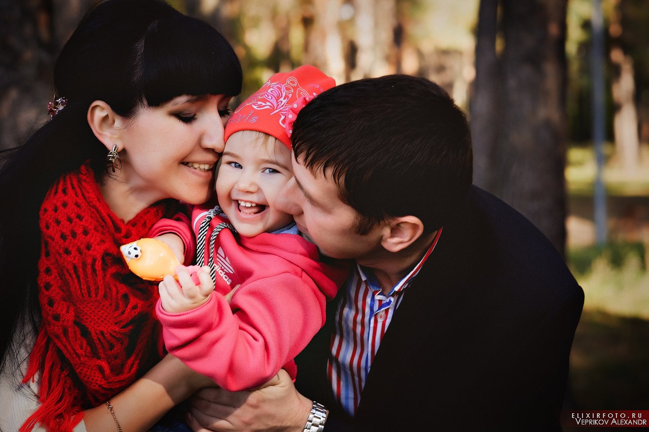 Фотосессия семейная с ребенком осенью в Набережных Челнах. Фотограф Александр Веприков