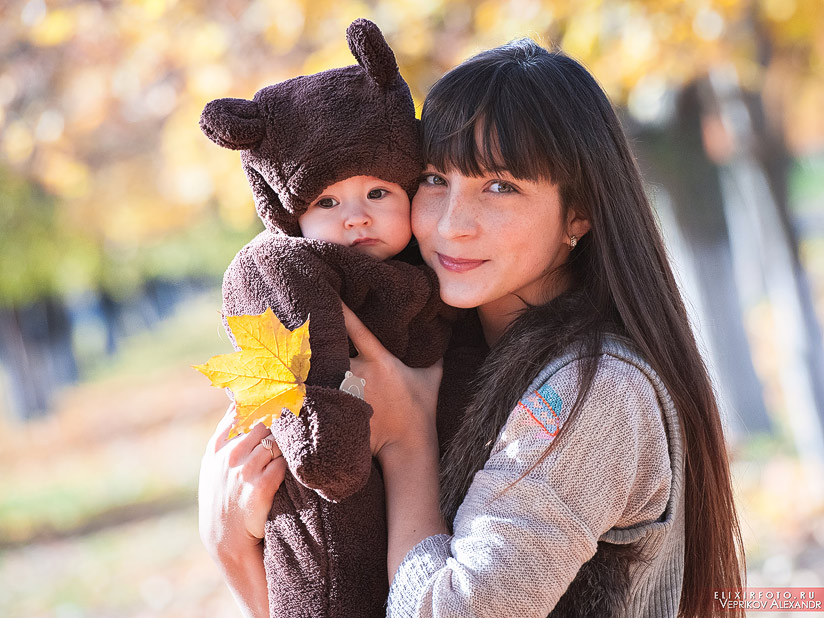Осенняя фотосессия мама с ребенком в листве в Набережных Челнах в мае. фотограф Александр Веприков