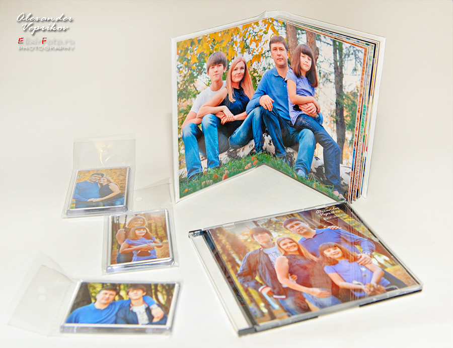 комплект после семейной фотосессии:диск с фотографиями и минифотокнига. Фотограф Александр Веприков